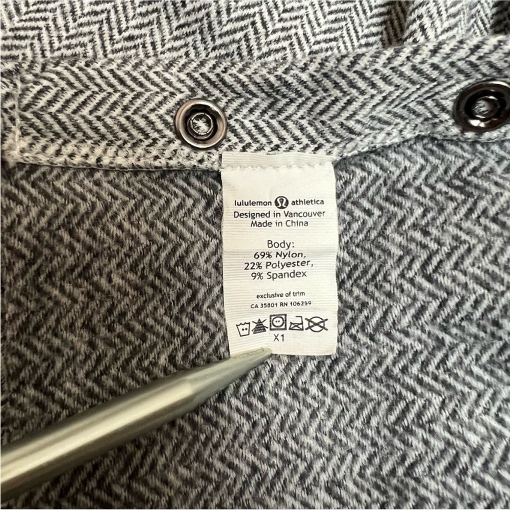 Lululemon Vinyasa Infinity Scarf in Grey - Picture 4 of 4